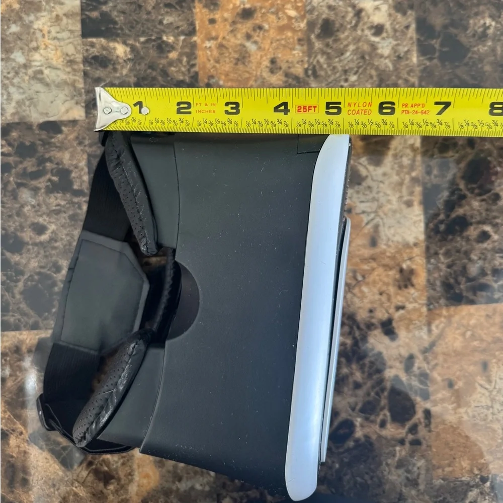 American Eagle #AEOSTYLE Mobile Phone Virtual Reality VR Headset b&w